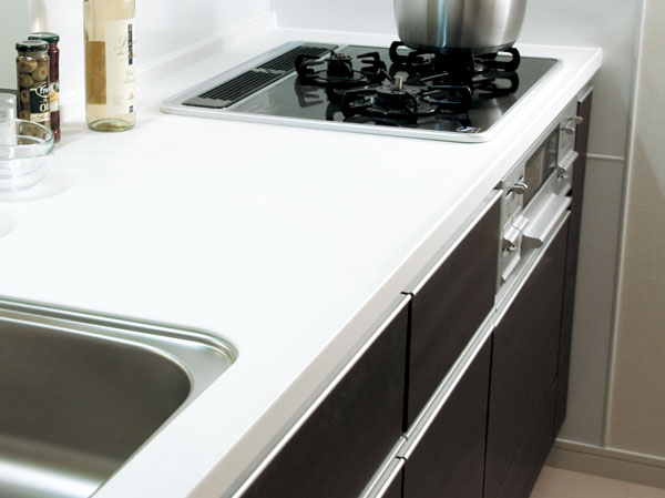 Kitchen.  [Artificial marble countertops] Top plate of the system kitchen, Less likely to scratch luck, Care has adopted the artificial marble with a simple luxury.
