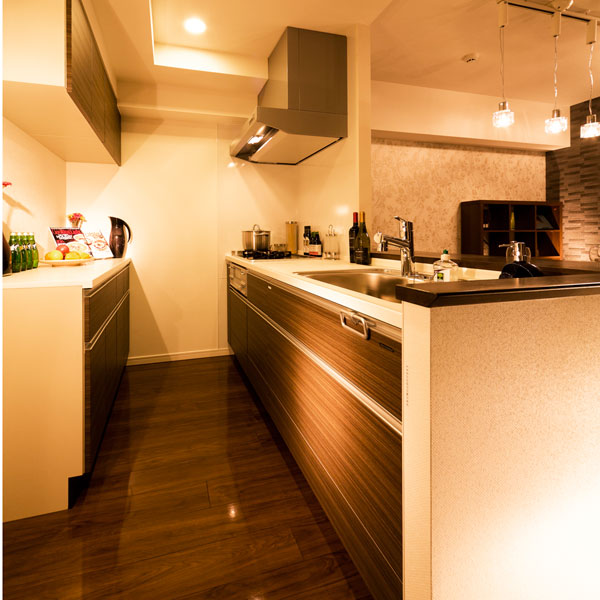 Kitchen.  [Slide storage of kitchen] It is a useful baseboards with storage of the kitchen for storage of cooking appliances such as a little thing of seasonal feet.  ※ In the apartment gallery, Kitchen facilities can be confirmed. (The room is different from the one of this sale)