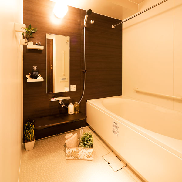 Bathing-wash room.  [bathroom] Bathroom to heal fatigue of the day, Adopted the oval tub relax comfortably. The size of the room to spend a fun bath time with family.  ※ In the apartment gallery, Bathroom facilities can be confirmed. (The room is different from the one of this sale)