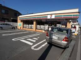 Convenience store. Seven-Eleven West Tokyo Shimohoya 3-chome up (convenience store) 583m