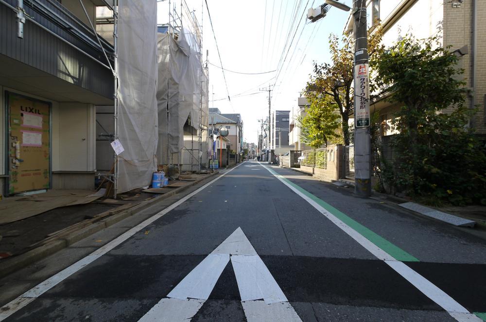 Local photos, including front road. 5.4M public road, which was selling local front road clean. You can also easily parking in the garage is not good customers. 