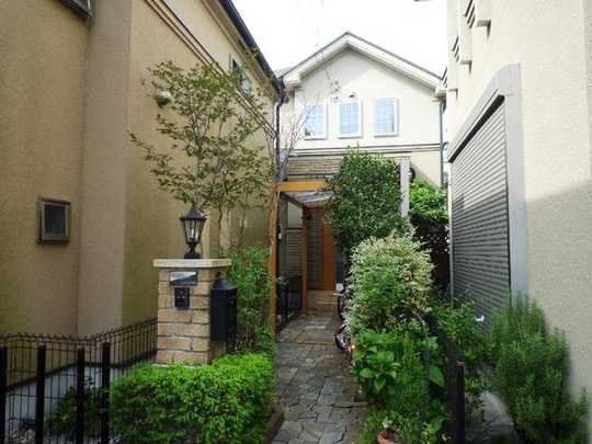 Local appearance photo. Exterior: good condition approach, Bright house.