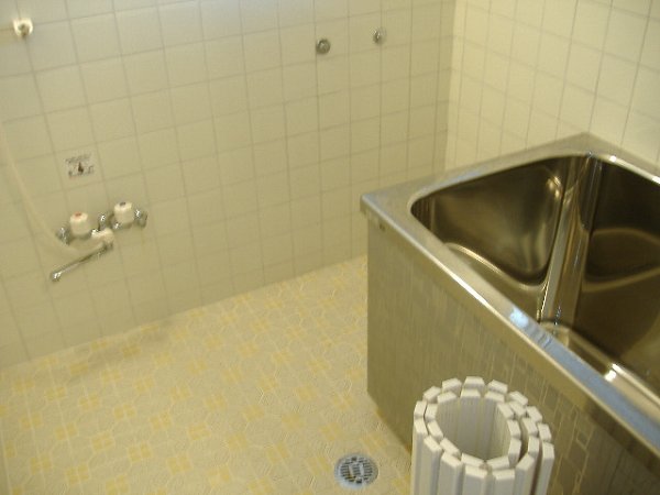 Bath. ☆ Spacious bathroom.