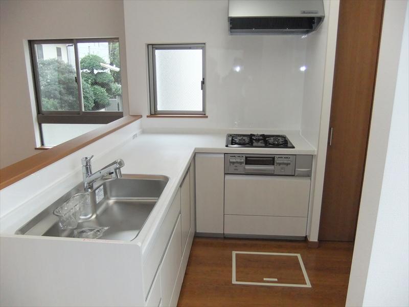 Kitchen. Easy-to-use face-to-face the L-shaped kitchen! It is made Panasonic. 