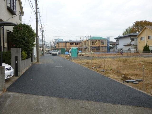Local photos, including front road. Since it is already a new paint will be transmitted freshness. 