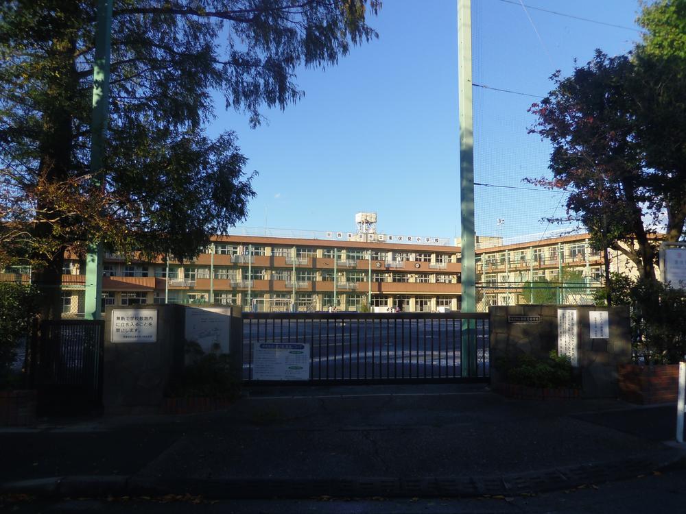 Primary school. Nishi Municipal Higashifushimi to elementary school 505m