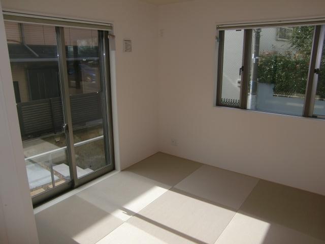 Non-living room. Japanese-style adopts Ryukyu tatami. Sash also window also big, Yang is Plug and Sansan. 