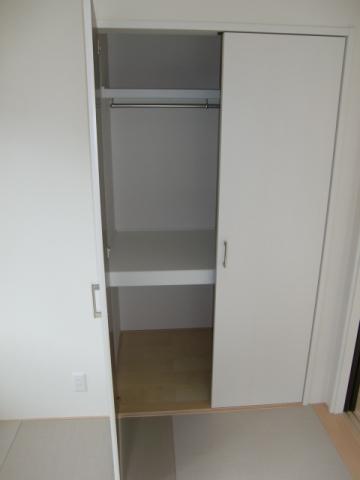 Receipt. Closet of Japanese-style Western-style type, If you open the two doors is housed is easy. 