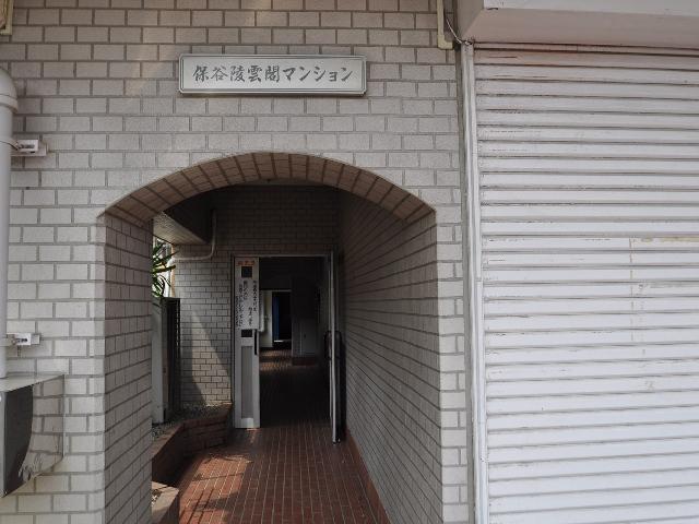 Entrance. Hoya Ling Kumo閣 apartment entrance