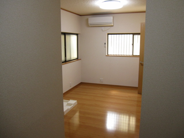 Other room space. Since the window there are two places it is useful for ventilation.