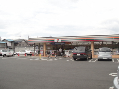Convenience store. 180m to Seven-Eleven (convenience store)