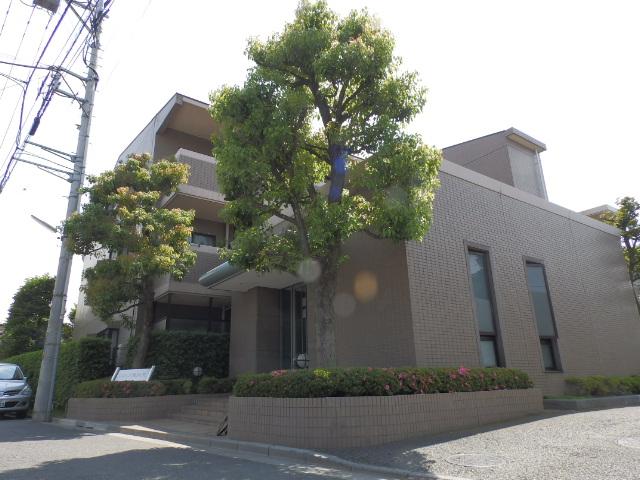 Local appearance photo. The neighborhood is a quiet residential area of ​​low-rise housing is lined.