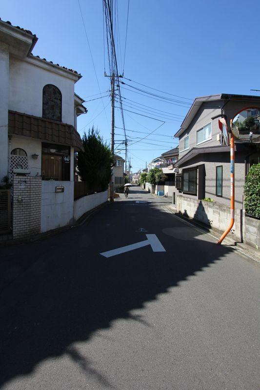 Local photos, including front road. Hibarigaoka New construction