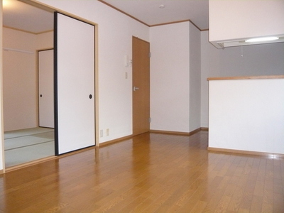 Living and room. Spacious 2LDK! ! It is recommended in the floor plan to the newlyweds