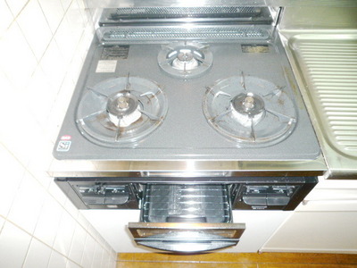 Kitchen. 3-burner stove ・ With grill