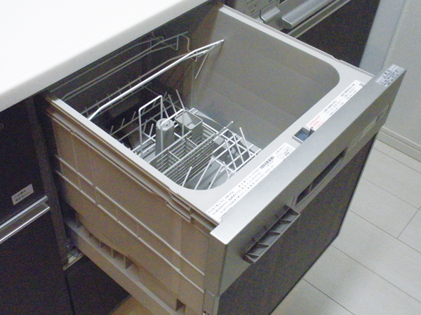 Kitchen.  [Dish washing and drying machine] A dish washing and drying machine that will significantly omitting the labor of housework has been standard equipment.
