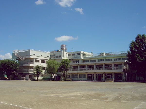 Surrounding environment. East Elementary School (a 10-minute walk / About 800m)