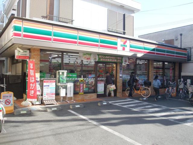 Convenience store. 320m to Seven-Eleven (convenience store)