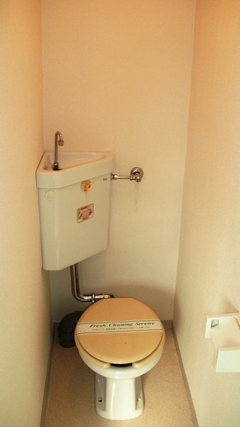 Toilet. ☆ bus ・ It has become a separate toilet.