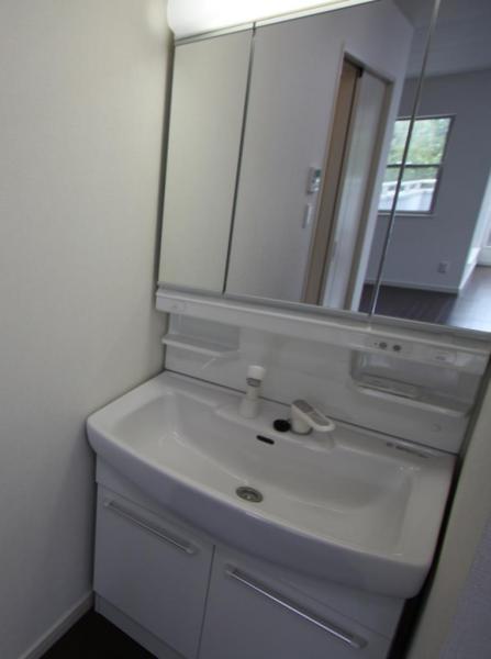 Wash basin, toilet