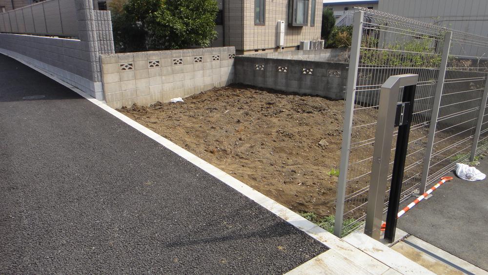 Local land photo. Together the two of land sandwiched between the concrete,  It is sold in 1 compartment. 