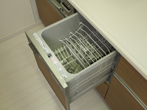 Kitchen.  [Dish washing and drying machine] As it is set the used tableware. Done speedily to dryness from the cleaning.
