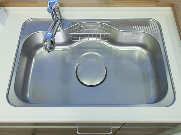 Kitchen.  [Wide sink silent specification] width, A margin in the depth direction both, Wash well as a large pot easy to shape wide sink. By affixing the damping material to sink back, To reduce the sound of water and the hot water hits.