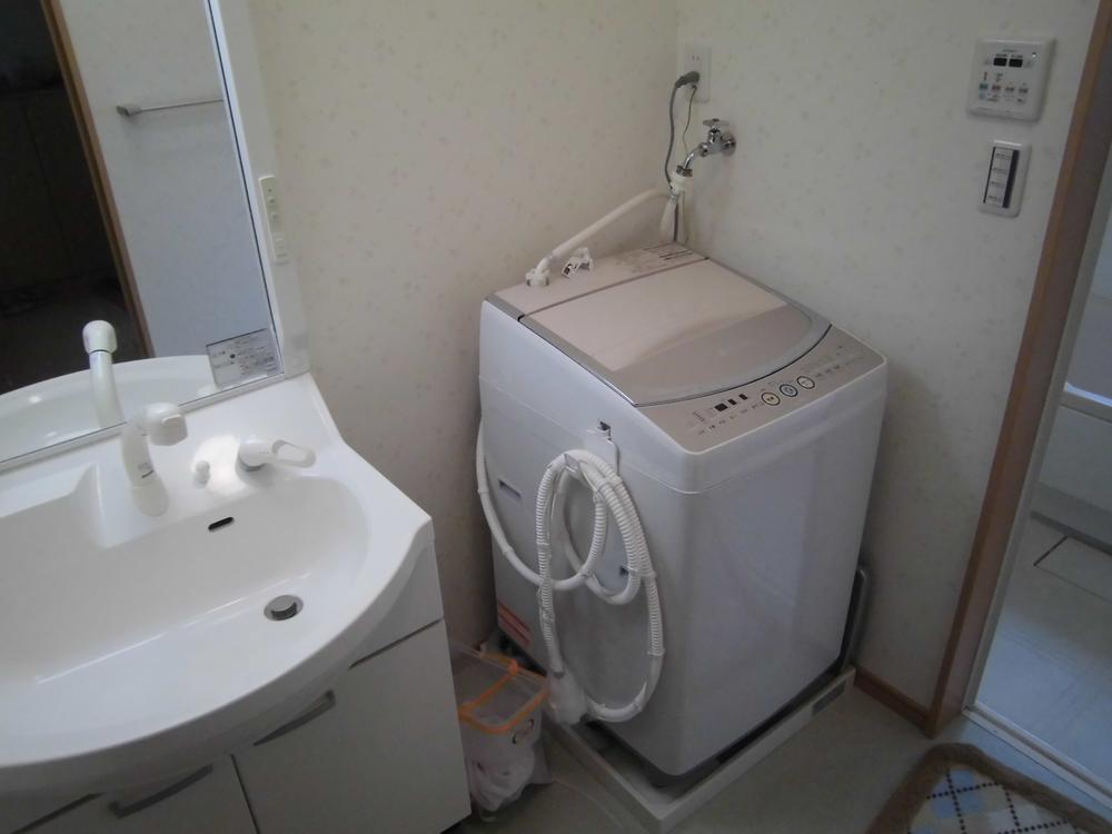 Wash basin, toilet. Washbasin with shower, Waterproof bread has been implemented (October 2013 shooting)