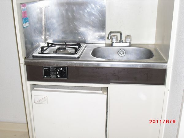 Kitchen. Miniminikinn. With mini fridge.
