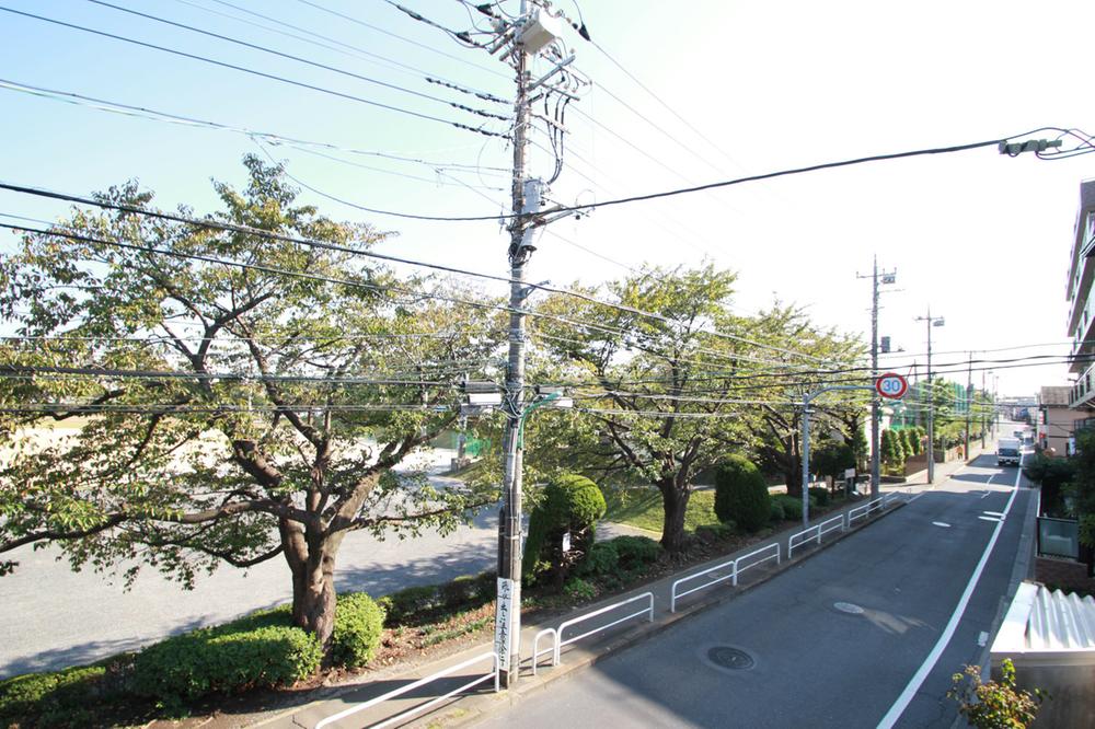 View photos from the dwelling unit. From the balcony, Will be photographs taken the south. Because there is no tall buildings around, Day is very good.