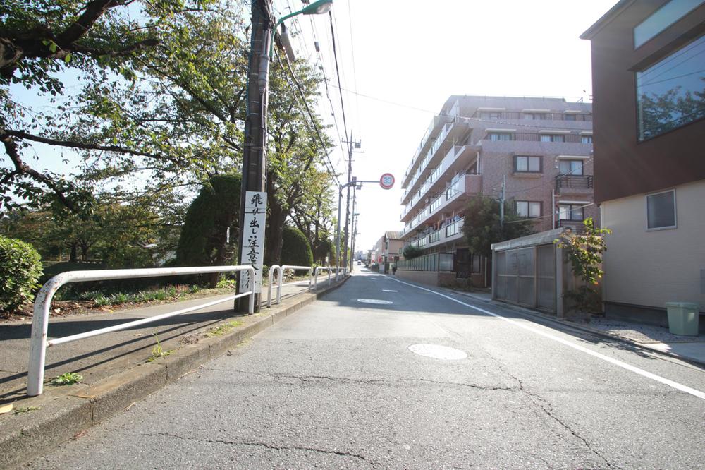 Local photos, including front road. It will be photographs of the south from the north. It is very spacious front road.