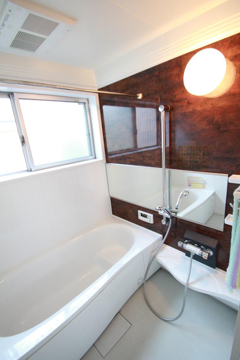 Bathroom. Spacious is the bathroom of 1 pyeong type. Since it becomes aware of bathroom ventilation drying heating, Even the weather is not good, You can hang out the laundry in the bathroom rather than a dry room.
