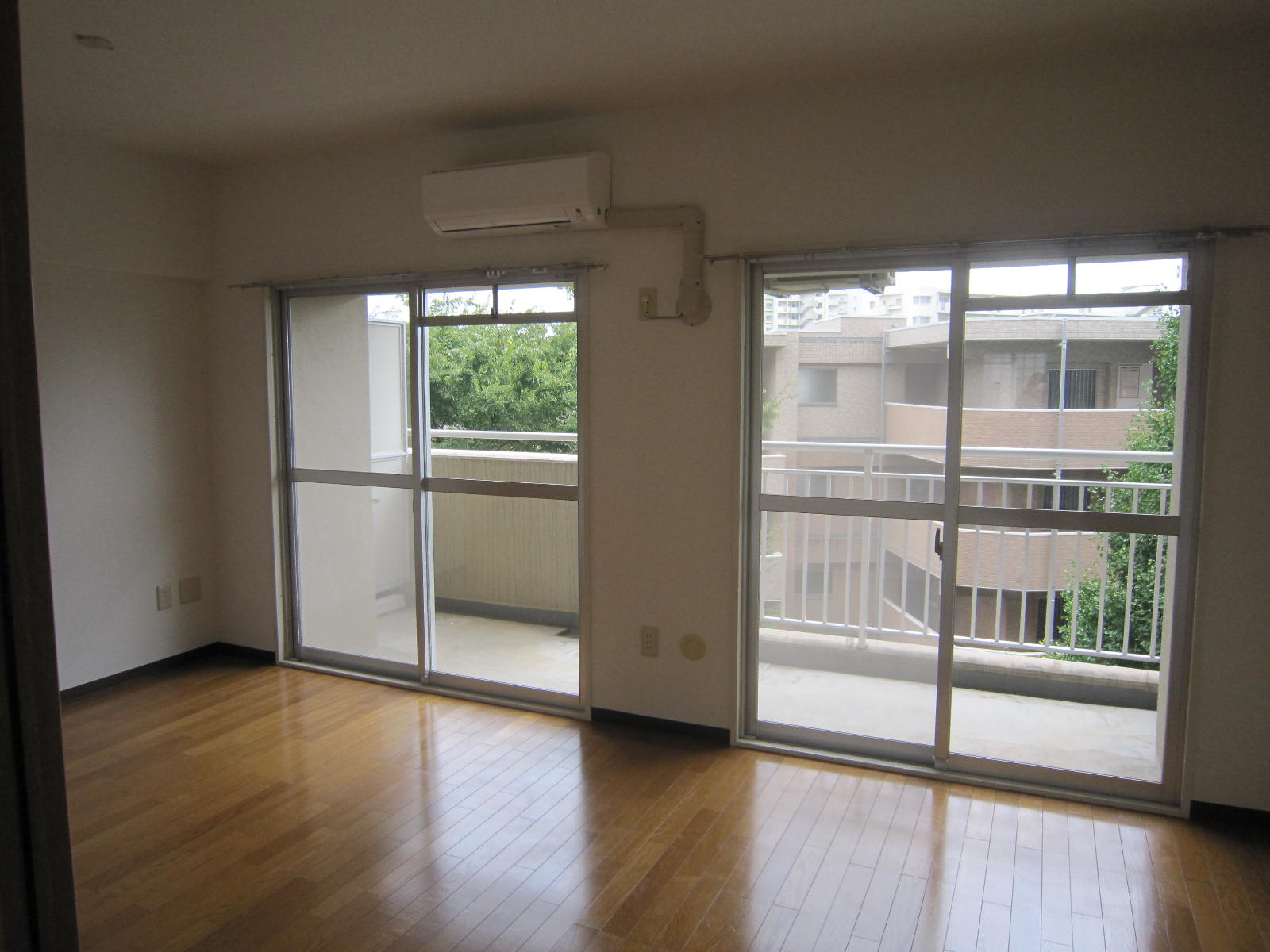 Living and room. The living is a floor heating and air conditioning installed base!