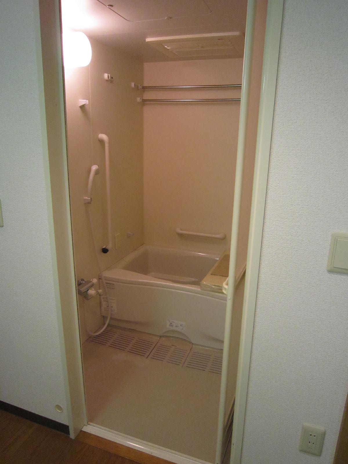 Bath. Bathroom drying function, It is with automatic hot water clad function!