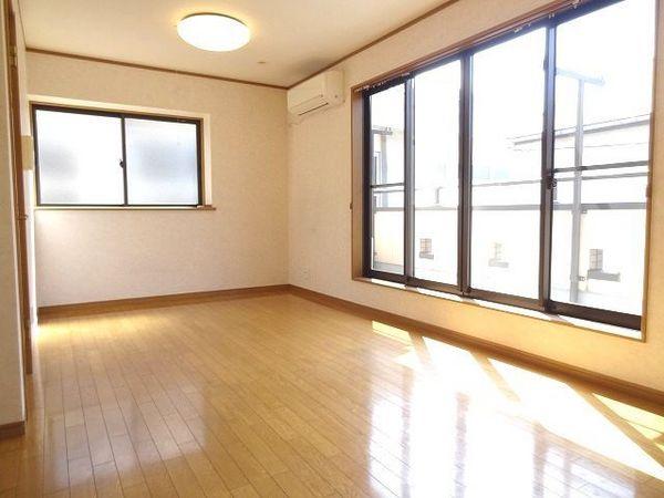 Living and room. This daylighting! Southeast Corner Room ☆