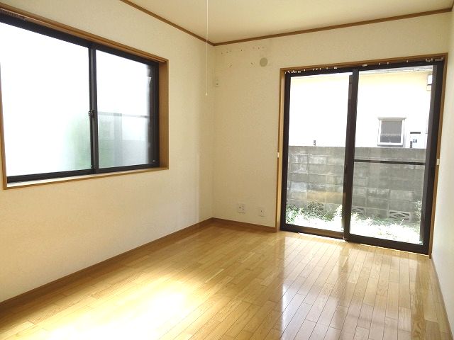Living and room. Zenshitsuminami direction, All rooms are good per sun!