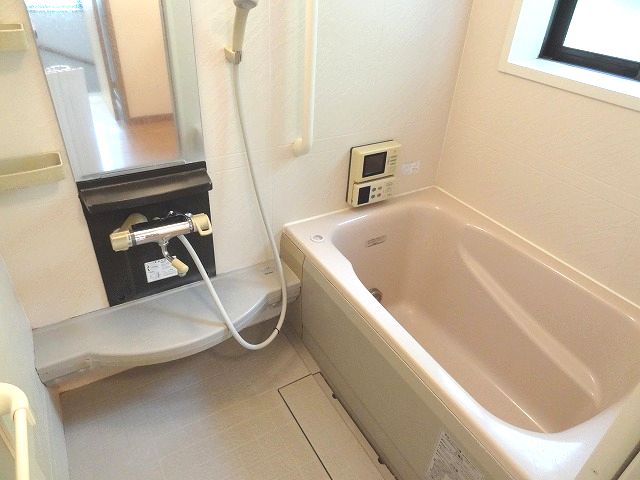 Bath. Reheating ・ Window with spacious bathroom ☆