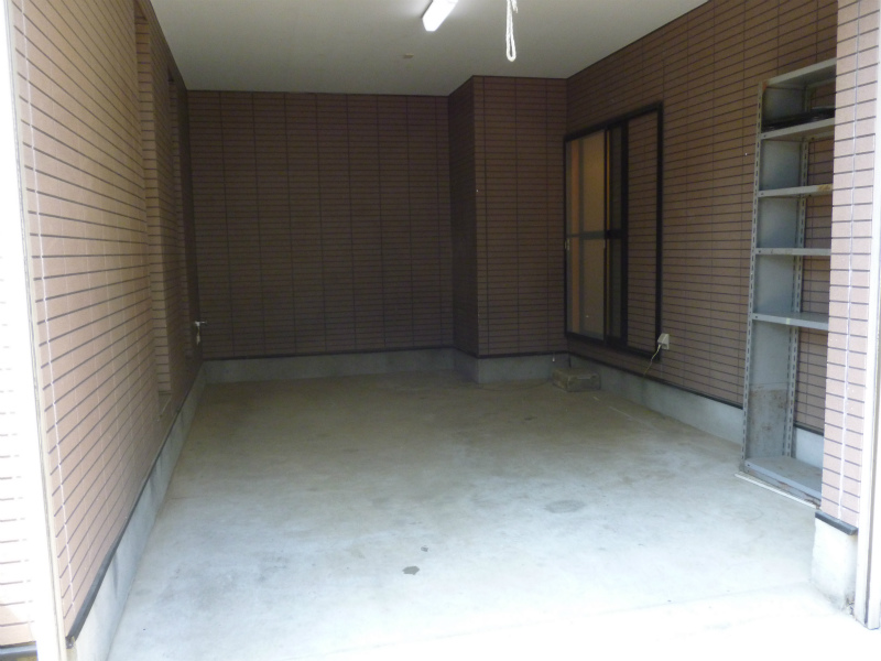 Parking lot.  ☆ Garage with shutter, Will also stop large car there is a wide!