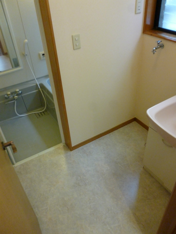 Washroom. ☆ Bright washroom with window