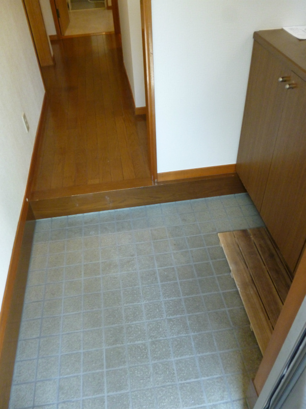 Entrance. ☆ Spacious entrance