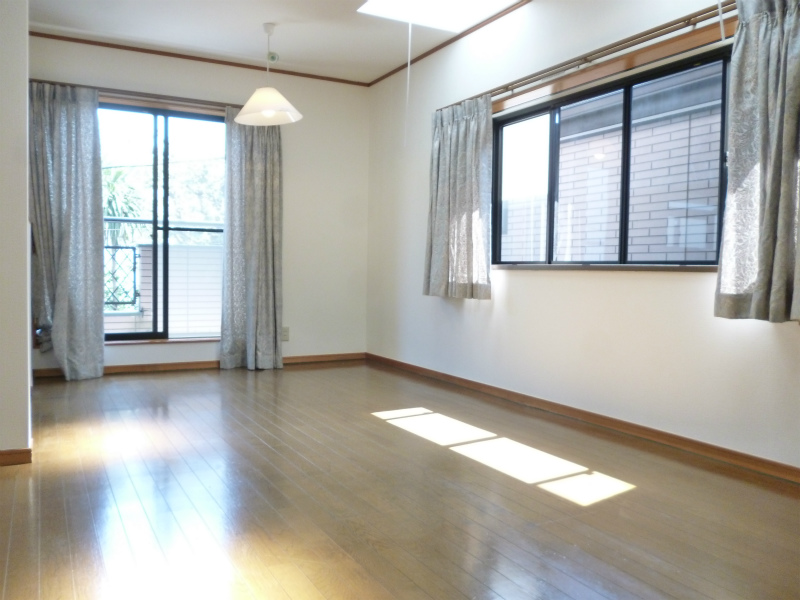 Living and room.  ☆ Second floor living room, Skylight is also there bright!