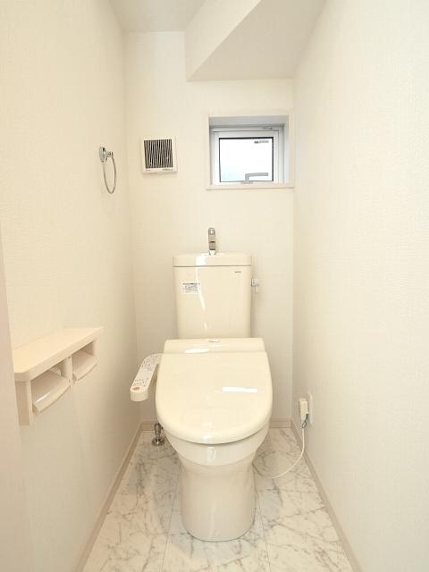 Toilet. Nishitokyo Izumi-cho 6-chome toilet