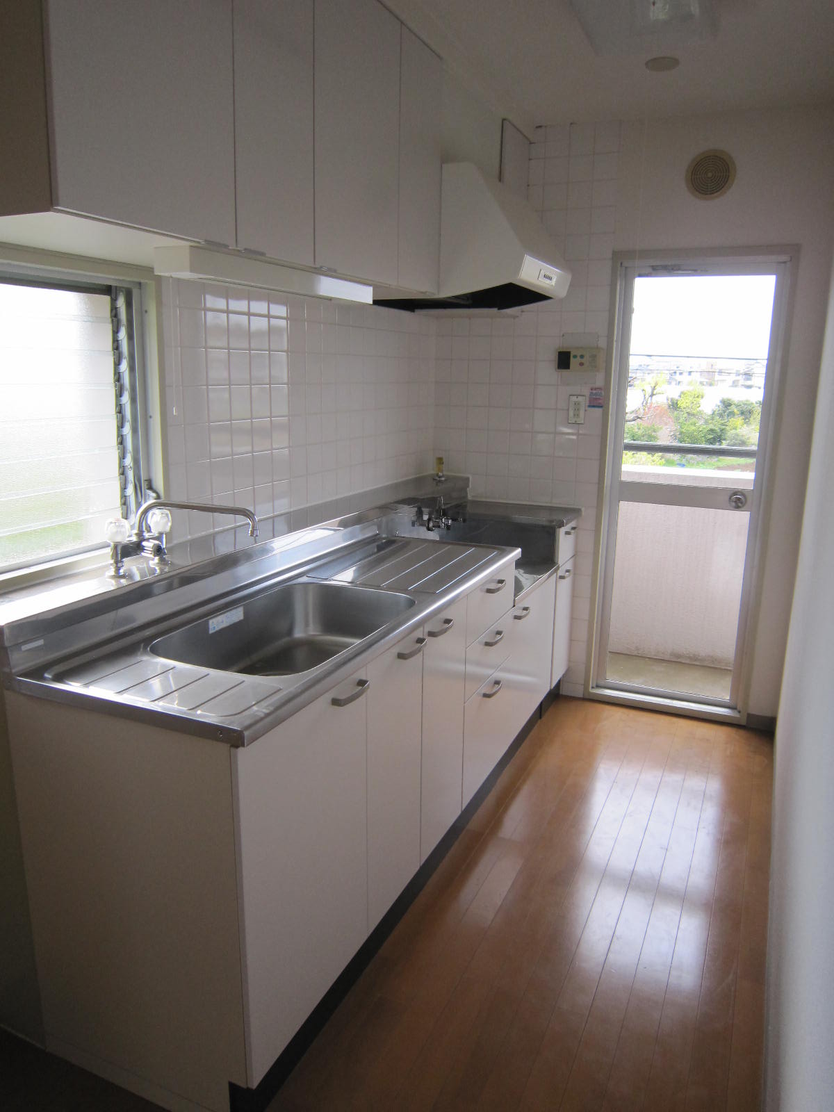 Kitchen. Stand-alone kitchen. Go out on the balcony, bright.