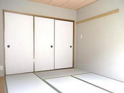 Living and room. Japanese-style room 8 quires, With alcove
