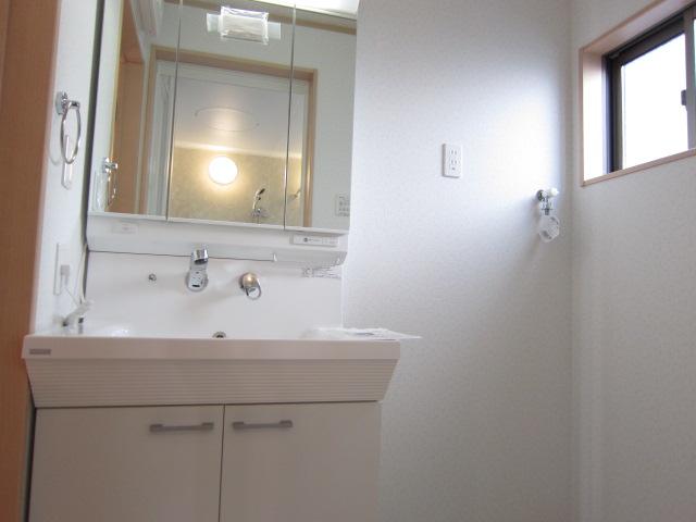 Wash basin, toilet. Indoor (11 May 2013) Shooting