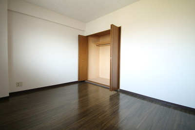 Living and room. Aisle Western-style! 