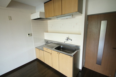 Kitchen. Two-burner stove installation Allowed! 