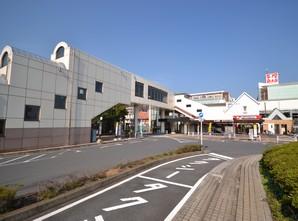Ome City Central Library in Kawabe Town building of JR Ome Line Kawabe Station station directly connected, Tokyu Store Chain, Such as Ome Kawabe hot spring day service center is available