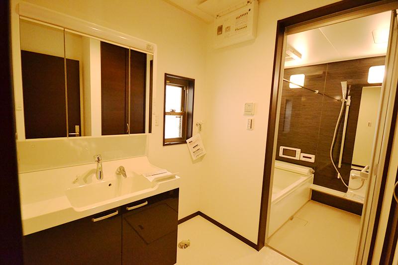 Wash basin, toilet. Smooth to support 1 Building lavatory excellent functionality of the wash basin is the preparation of a busy morning! 