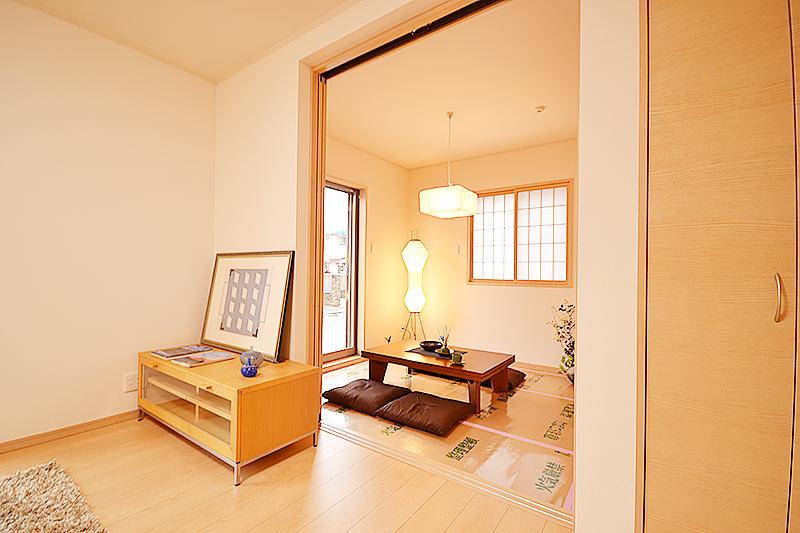 Living. 12 Building living ・ Match the Japanese-style living room + Japanese-style room and of 21 quires spacious space! It is a lively home party is likely to open. 